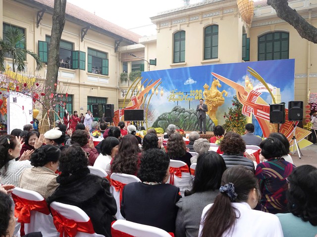 Bệnh viện Đa khoa Xanh Pôn tổ chức gặp mặt, chúc tết cán bộ công tác tại Bệnh viện qua các thời kỳ nhân dịp Xuân Bính Ngọ 2026- Ảnh 3.