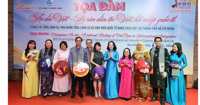 Áo dài Việt - Sứ giả văn hóa trong dòng chảy hội nhập quốc tế- Ảnh 1.