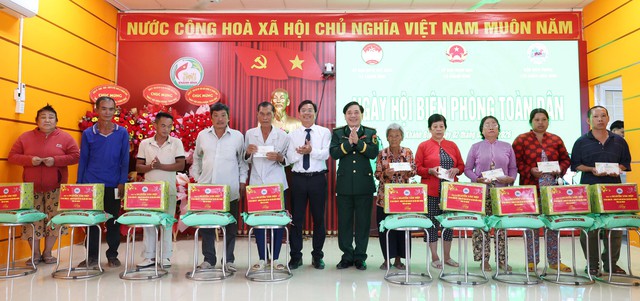 An Giang: Phát huy sức mạnh toàn dân bảo vệ chủ quyền biên giới xã Khánh Bình- Ảnh 3. An Giang: Phát huy sức mạnh toàn dân bảo vệ chủ quyền biên giới xã Khánh Bình- Ảnh 3.
