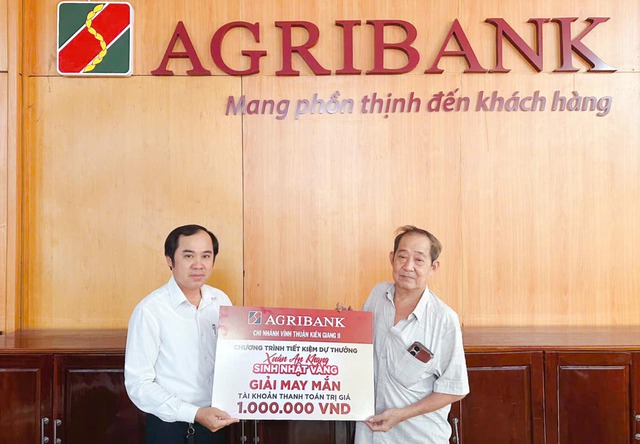 Agribank Chi nhánh Vĩnh Thuận trao giải Chương trình tiết kiệm dự thưởng “Xuân An khang - Sinh nhật vàng”- Ảnh 2.