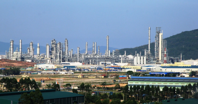 Nhà máy lọc dầu Dung Quất, Nghi Sơn tăng sản lượng để phục vụ nhu cầu trong nước- Ảnh 1.