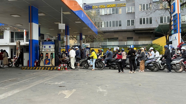 Giá xăng giảm hơn 5.600 đồng một lít, RON95 về mức 24.332 đồng- Ảnh 1.