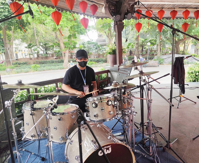 Hàng nghìn bông hoa loa kèn “đánh thức” không gian Nhà Bát Giác trước giờ G “Hà Nội bình yên”- Ảnh 4.