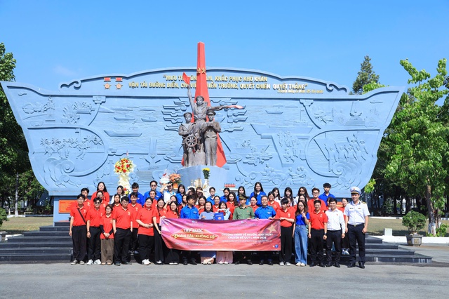 Đoàn cơ quan Đại học Quốc gia TP.HCM “Tiếp bước Đoàn tàu không số, vững niềm tin bảo vệ biển, đảo quê hương”- Ảnh 1.