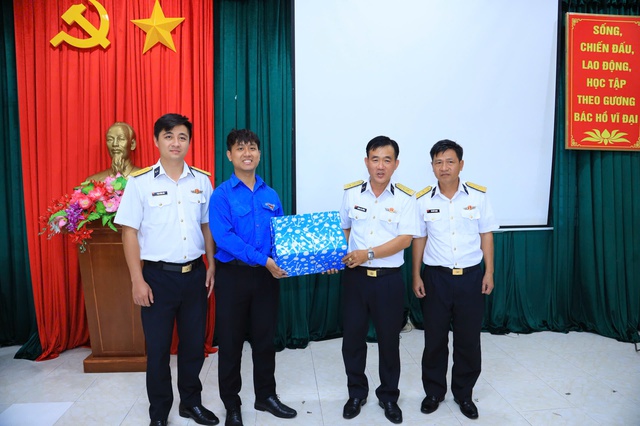 Đoàn cơ quan Đại học Quốc gia TP.HCM “Tiếp bước Đoàn tàu không số, vững niềm tin bảo vệ biển, đảo quê hương”- Ảnh 3.