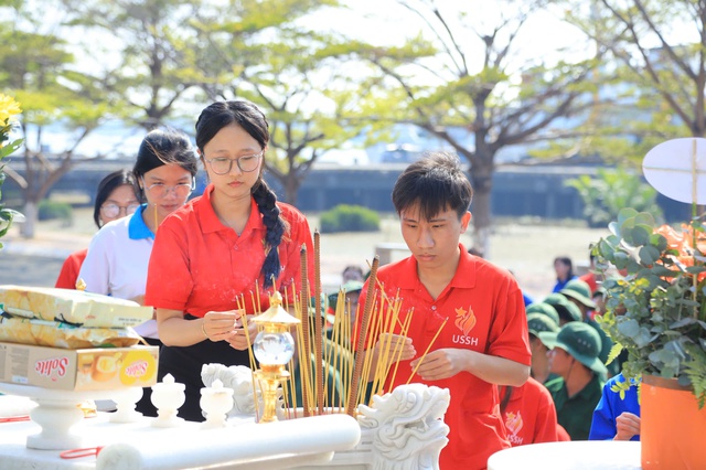 Đoàn cơ quan Đại học Quốc gia TP.HCM “Tiếp bước Đoàn tàu không số, vững niềm tin bảo vệ biển, đảo quê hương”- Ảnh 4.