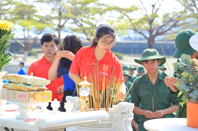 Đoàn cơ quan Đại học Quốc gia TP.HCM “Tiếp bước Đoàn tàu không số, vững niềm tin bảo vệ biển, đảo quê hương”- Ảnh 5.