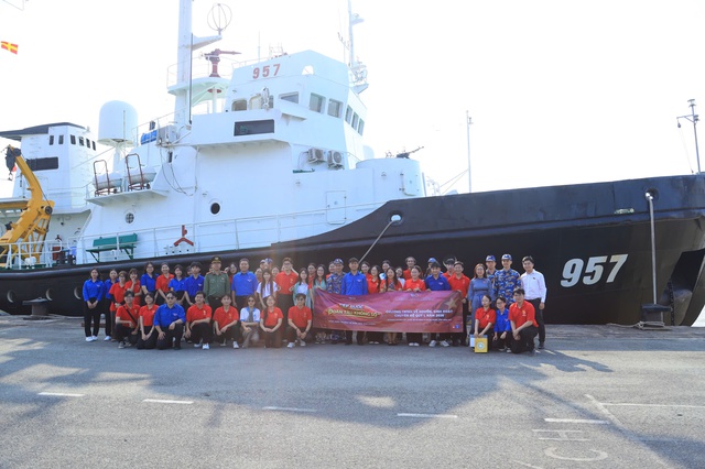 Đoàn cơ quan Đại học Quốc gia TP.HCM “Tiếp bước Đoàn tàu không số, vững niềm tin bảo vệ biển, đảo quê hương”- Ảnh 6.