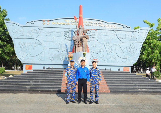 Đoàn cơ quan Đại học Quốc gia TP.HCM “Tiếp bước Đoàn tàu không số, vững niềm tin bảo vệ biển, đảo quê hương”- Ảnh 7.