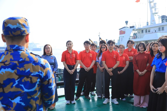 Đoàn cơ quan Đại học Quốc gia TP.HCM “Tiếp bước Đoàn tàu không số, vững niềm tin bảo vệ biển, đảo quê hương”- Ảnh 9.