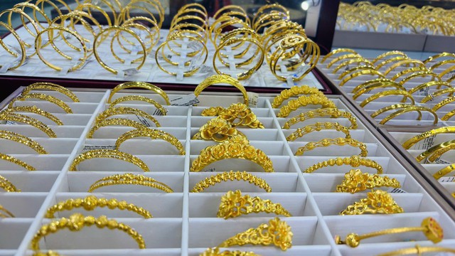 Giá vàng hôm nay 4/3: Vàng SJC giảm 5 triệu đồng/lượng- Ảnh 1. Giá vàng hôm nay 4/3: Vàng SJC giảm 5 triệu đồng/lượng- Ảnh 1.