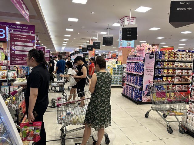 Hà Nội tổ chức hội nghị triển khai giải pháp thúc đẩy tiêu dùng, hướng tới tăng trưởng bán lẻ trên 13%- Ảnh 1. Hà Nội tổ chức hội nghị triển khai giải pháp thúc đẩy tiêu dùng, hướng tới tăng trưởng bán lẻ trên 13%- Ảnh 1.