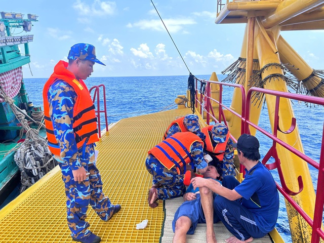 Cán bộ, chiến sĩ Nhà giàn DK1 – 11 Vùng 2 Hải quân cấp cứu ngư dân gặp nạn- Ảnh 3. Cán bộ, chiến sĩ Nhà giàn DK1 – 11 Vùng 2 Hải quân cấp cứu ngư dân gặp nạn- Ảnh 3.