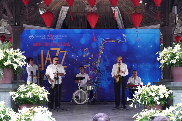 Không gian “Âm nhạc cuối tuần”: Gọi ký ức về từ những mùa hoa- Ảnh 2.