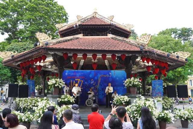 Không gian “Âm nhạc cuối tuần”: Gọi ký ức về từ những mùa hoa- Ảnh 1.