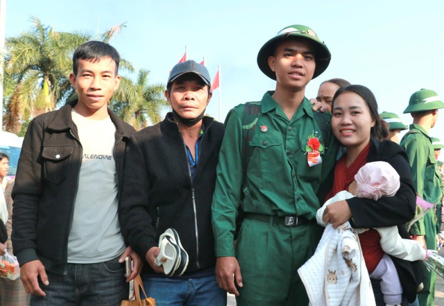 Tuổi trẻ Quảng Ngãi nô nức tòng quân- Ảnh 8.