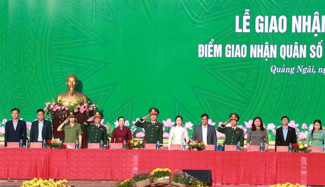 Tuổi trẻ Quảng Ngãi nô nức tòng quân- Ảnh 1.