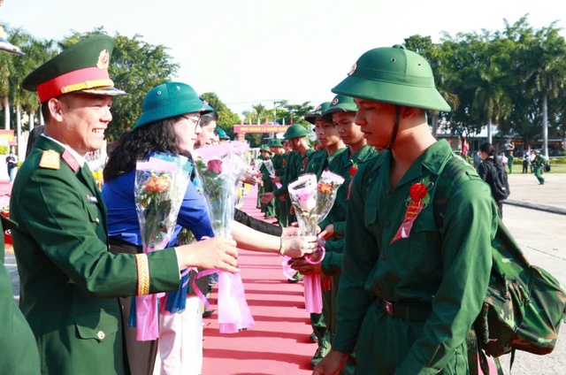 Tuổi trẻ Quảng Ngãi nô nức tòng quân- Ảnh 10.