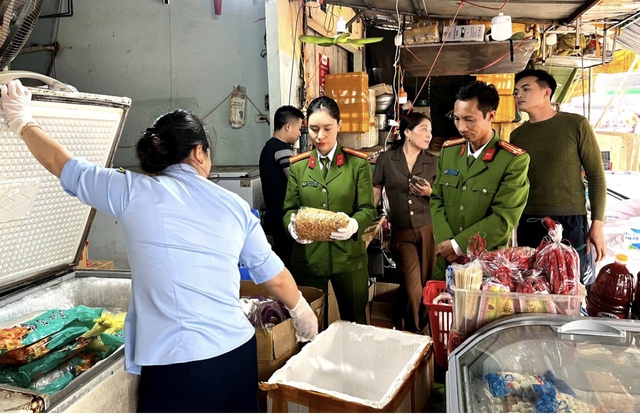 Phát hiện, thu giữ 4 tấn thực phẩm không rõ nguồn gốc tại Thanh Hóa- Ảnh 1.