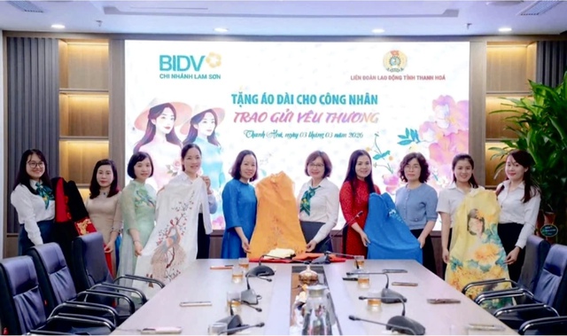 BIDV Chi nhánh Lam Sơn: Trao tặng áo dài, lan tỏa yêu thương tới nữ công nhân lao động- Ảnh 1.
