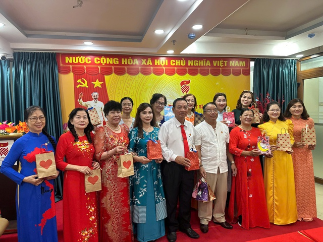 Ấm áp Ngày Quốc tế Phụ nữ 8/3 tại Văn phòng phía Nam Hội Hỗ trợ gia đình liệt sĩ Việt Nam- Ảnh 1.