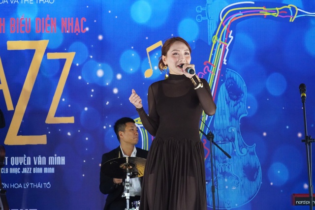 Một chiều 8/3 nhiều cảm xúc cùng những thanh âm Jazz bên hồ Gươm- Ảnh 2.