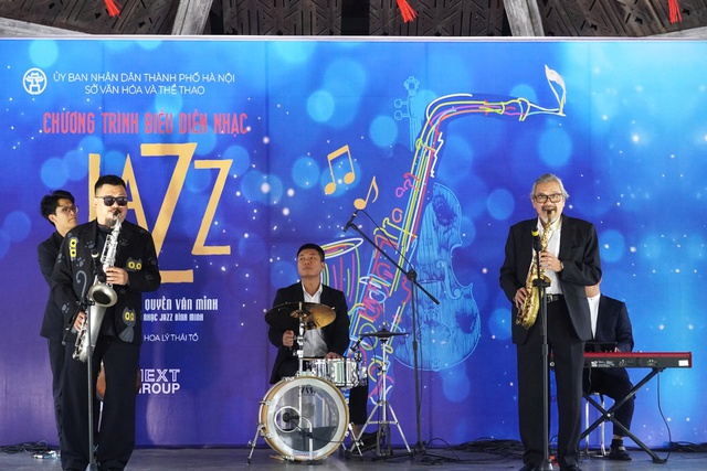 Một chiều 8/3 nhiều cảm xúc cùng những thanh âm Jazz bên hồ Gươm- Ảnh 1.