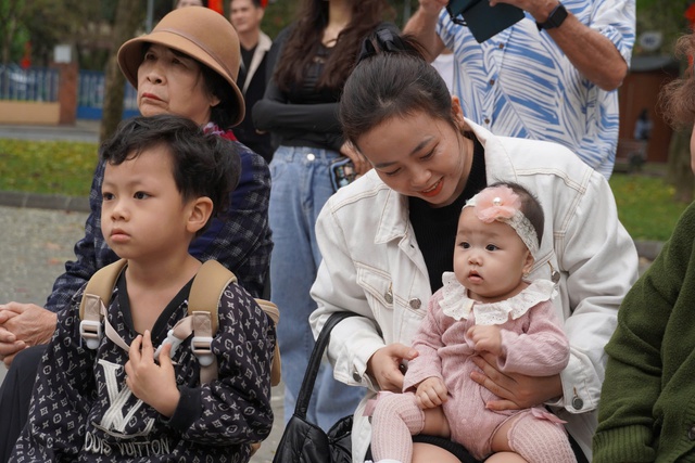 Một chiều 8/3 nhiều cảm xúc cùng những thanh âm Jazz bên hồ Gươm- Ảnh 3.