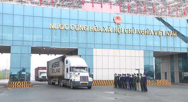 Quảng Ninh: Gần 200 tỉ đồng hàng hóa thông quan qua cầu Bắc Luân II sau 2 ngày thí điểm- Ảnh 1.