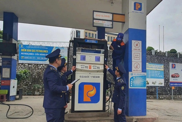 Hà Nội sẽ xử lý nghiêm tình trạng găm hàng, bán xăng dầu trái phép- Ảnh 1.