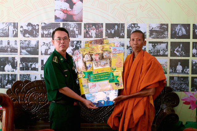 BĐBP tỉnh An Giang thăm, tặng quà nhân dịp Tết Chôl Chnăm Thmây năm 2026- Ảnh 2. BĐBP tỉnh An Giang thăm, tặng quà nhân dịp Tết Chôl Chnăm Thmây năm 2026- Ảnh 2.