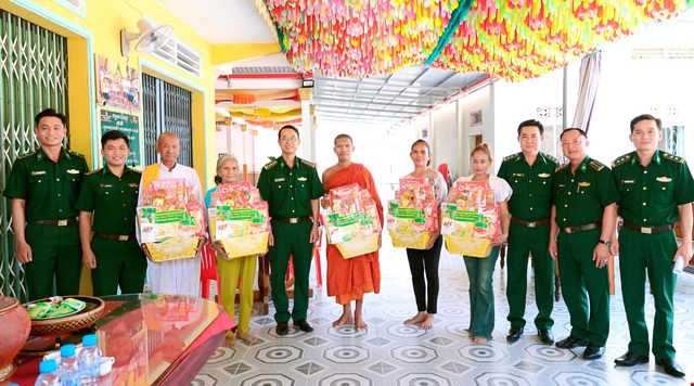BĐBP tỉnh An Giang thăm, tặng quà nhân dịp Tết Chôl Chnăm Thmây năm 2026- Ảnh 3. BĐBP tỉnh An Giang thăm, tặng quà nhân dịp Tết Chôl Chnăm Thmây năm 2026- Ảnh 3.