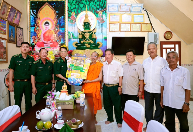 BĐBP tỉnh An Giang thăm, tặng quà nhân dịp Tết Chôl Chnăm Thmây năm 2026- Ảnh 4. BĐBP tỉnh An Giang thăm, tặng quà nhân dịp Tết Chôl Chnăm Thmây năm 2026- Ảnh 4.