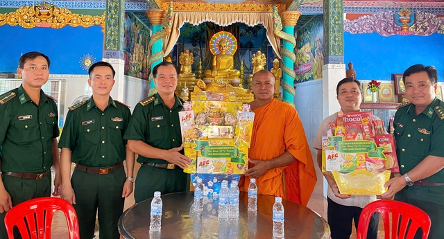 BĐBP tỉnh An Giang thăm, tặng quà nhân dịp Tết Chôl Chnăm Thmây năm 2026- Ảnh 5. BĐBP tỉnh An Giang thăm, tặng quà nhân dịp Tết Chôl Chnăm Thmây năm 2026- Ảnh 5.