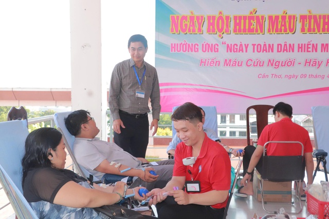 Cán bộ, nhân viên Bệnh viện Đa khoa TP Cần Thơ tham gia hiến máu tình nguyện- Ảnh 2. Cán bộ, nhân viên Bệnh viện Đa khoa TP Cần Thơ tham gia hiến máu tình nguyện- Ảnh 2.