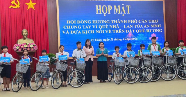 Hội đồng hương TP Cần Thơ chung tay vì quê nhà, lan tỏa an sinh và đưa kịch nói về trên đất quê hương- Ảnh 4. Hội đồng hương TP Cần Thơ chung tay vì quê nhà, lan tỏa an sinh và đưa kịch nói về trên đất quê hương- Ảnh 4.