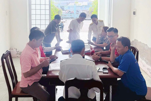 Agribank Vĩnh Thuận Kiên Giang II tuyên truyền, hướng dẫn và hỗ trợ hộ kinh doanh xã Vĩnh Bình - Ảnh 1.