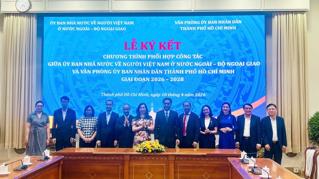 TP.HCM ký kết chương trình phối hợp công tác về người Việt Nam ở nước ngoài giai đoạn 2026–2028- Ảnh 1.