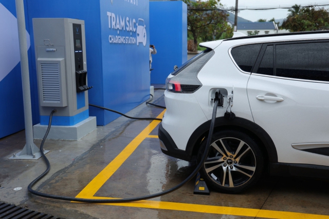 Cuộc đua hạ tầng trạm sạc ô tô điện ngày càng sôi động- Ảnh 1.