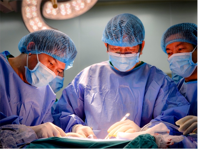 Bệnh viện Đa khoa TP Cần Thơ: Thực hiện thành công kỹ thuật lấy, ghép thận từ người hiến sống- Ảnh 5. Bệnh viện Đa khoa TP Cần Thơ: Thực hiện thành công kỹ thuật lấy, ghép thận từ người hiến sống- Ảnh 5.