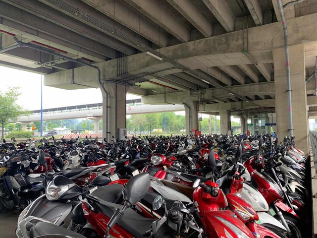 Cùng với miễn vé, TP HCM xây bãi giữ xe để hút khách đi xe buýt- Ảnh 1.