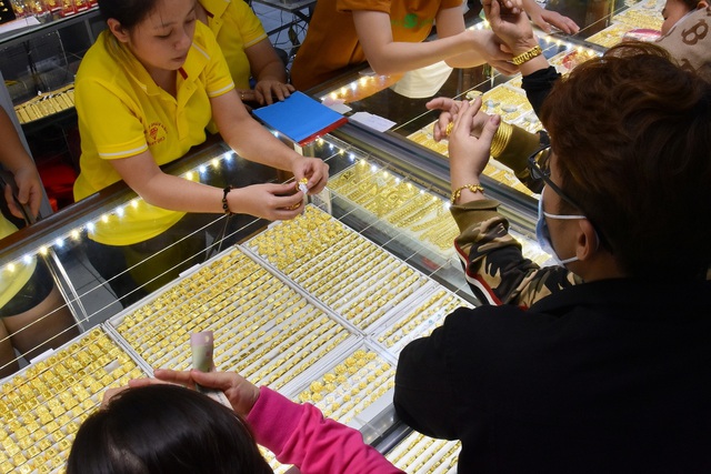 Giá vàng hôm nay 15/4: Tăng 2,5 triệu đồng/lượng- Ảnh 1.