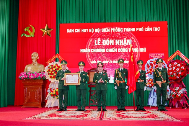 BĐBP TP Cần Thơ đón nhận Huân chương Chiến công hạng Nhì- Ảnh 2.