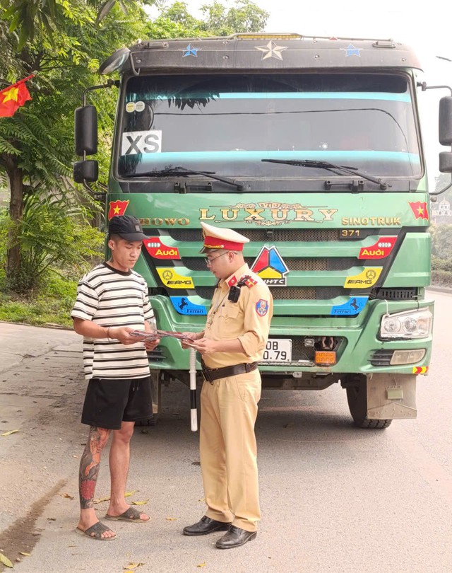 Phòng CSGT Công an tỉnh Thái Nguyên: Tăng cường đảm bảo trật tự ATGT tại Cụm cảng Đa Phúc- Ảnh 2.