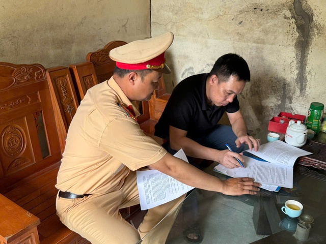 Phòng CSGT Công an tỉnh Thái Nguyên: Tăng cường đảm bảo trật tự ATGT tại Cụm cảng Đa Phúc- Ảnh 1.