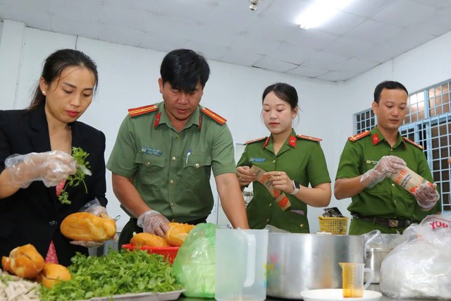 Khi "Bữa sáng 0 đồng" trở thành lớp học pháp luật đặc biệt- Ảnh 1.