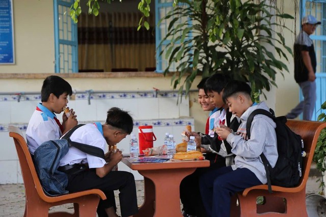 Khi "Bữa sáng 0 đồng" trở thành lớp học pháp luật đặc biệt- Ảnh 2.