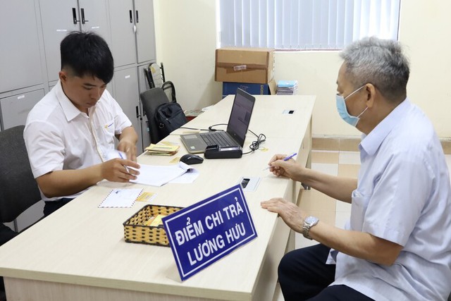 Hà Nội sẽ điều chỉnh lịch chuyển tiền lương hưu, trợ cấp BHXH tháng 5- Ảnh 1.