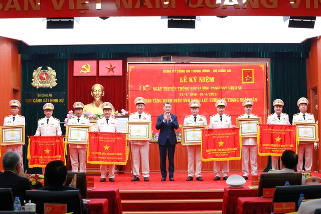 Hà Nội: Trung tướng Nguyễn Thanh Tùng được trao tặng danh hiệu Anh hùng Lực lượng vũ trang nhân dân- Ảnh 2.