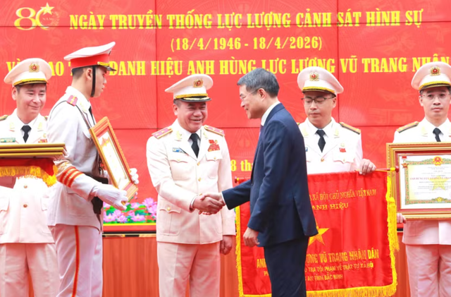 Hà Nội: Trung tướng Nguyễn Thanh Tùng được trao tặng danh hiệu Anh hùng Lực lượng vũ trang nhân dân- Ảnh 1.